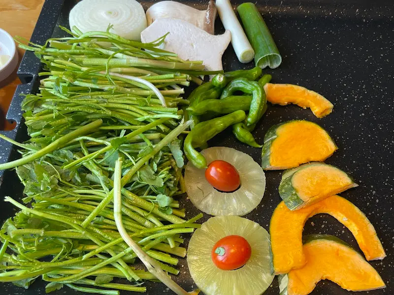 고기와 야채가 푸짐하게 담긴 바베큐 한 상