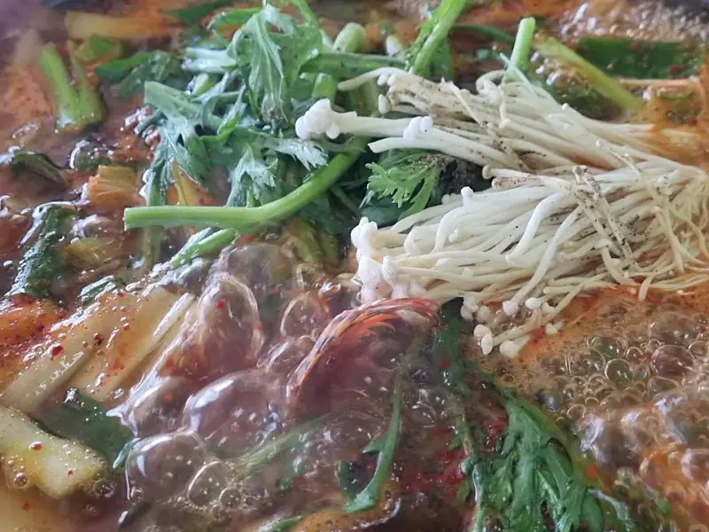 우럭과 미나리가 듬뿍 들어간 매운탕