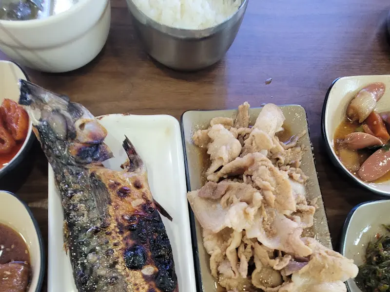 윤기가 흐르는 고등어 구이와 돼지 불고기