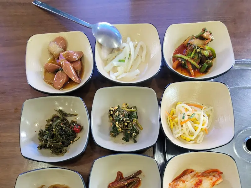 정갈하게 담겨 나온 다양한 반찬들