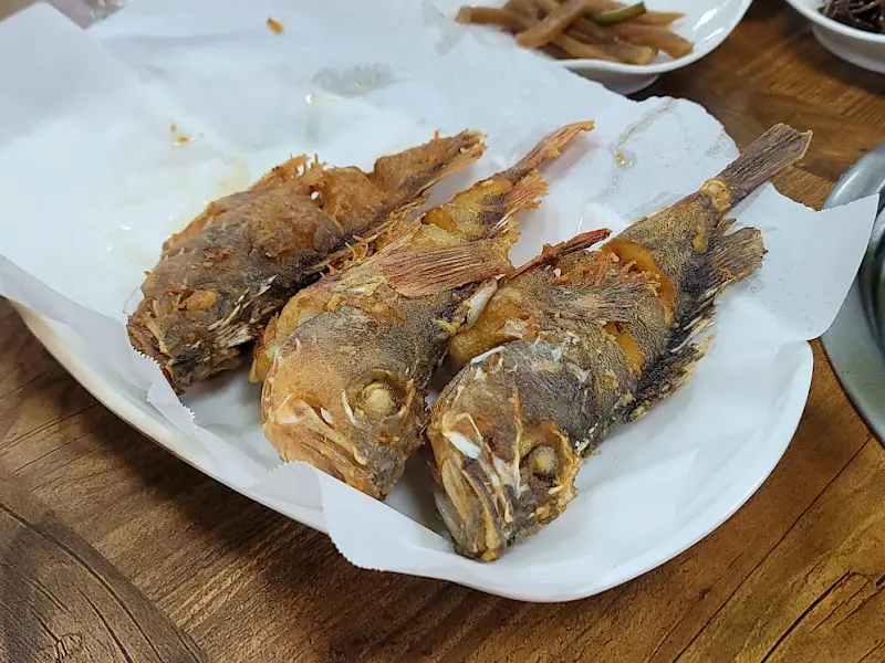 노릇노릇하게 튀겨진 우럭튀김