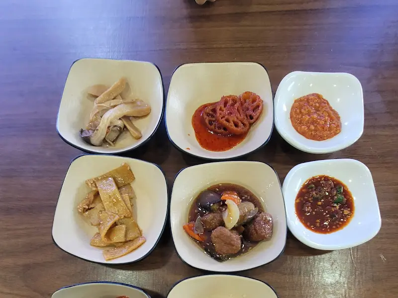 다양한 종류의 반찬들