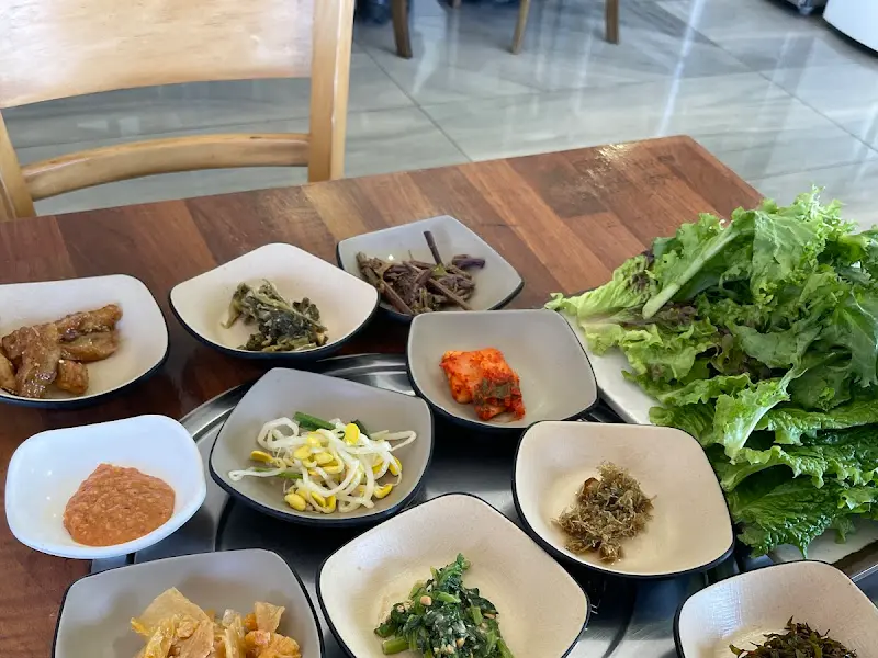 싱싱한 쌈 채소와 반찬들