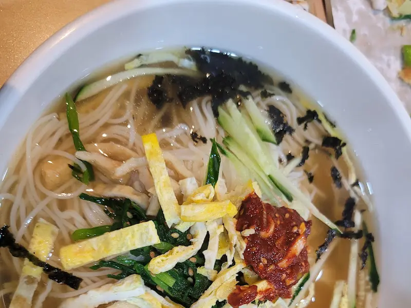 푸짐한 잔치국수 한 그릇