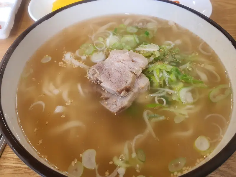 고기 고명이 듬뿍 올라간 칼국수