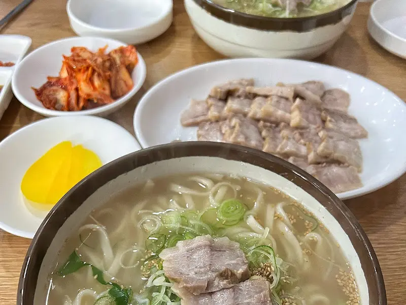 칼국수와 수육, 김치, 단무지의 조화