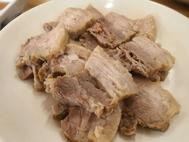 윤기가 흐르는 수육