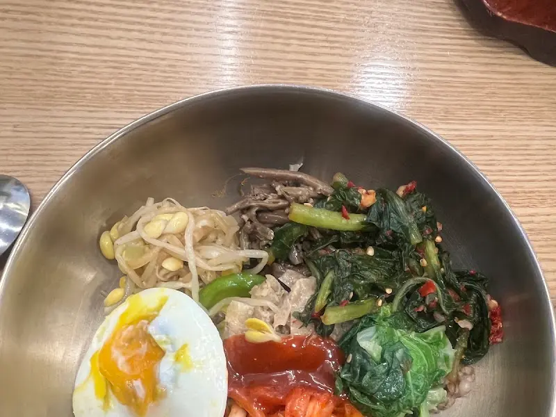 깔끔하고 모던한 분위기의 연희보리밥 식당 내부