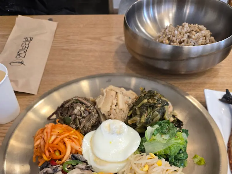 다채로운 색감의 여덟 가지 나물 반찬