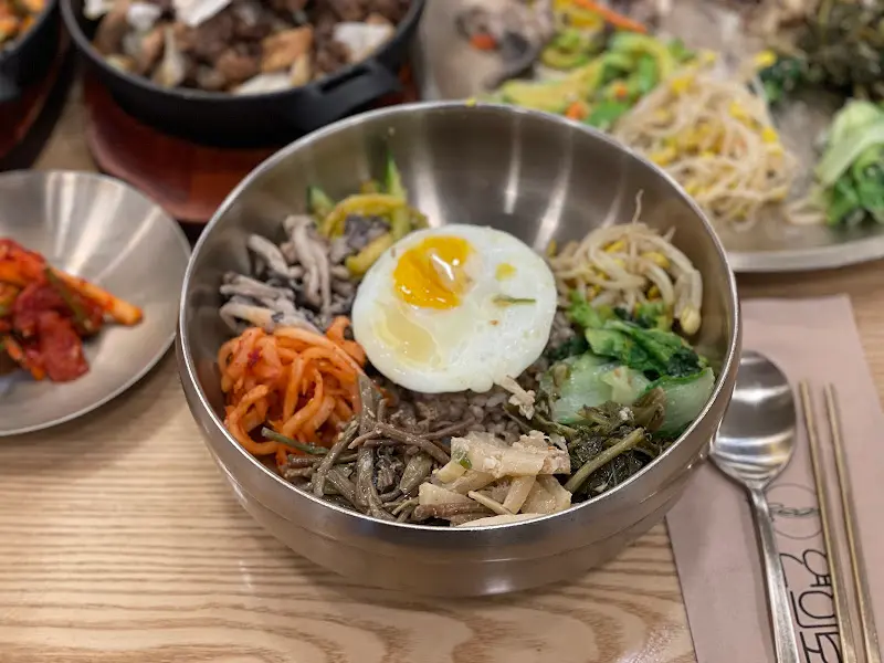 나물과 꽁보리밥의 환상적인 조화