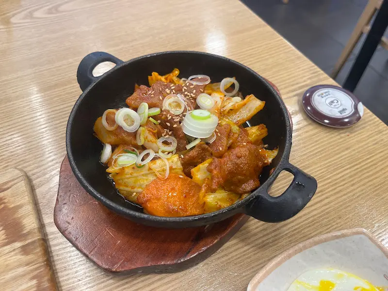 매콤한 양념이 입맛을 돋우는 군산식 오징어볶음
