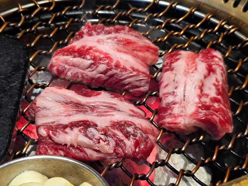숯불 위에서 익어가는 한우 갈비살
