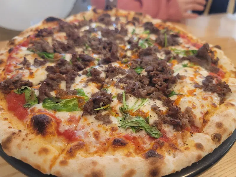 고기가 토핑된 피자