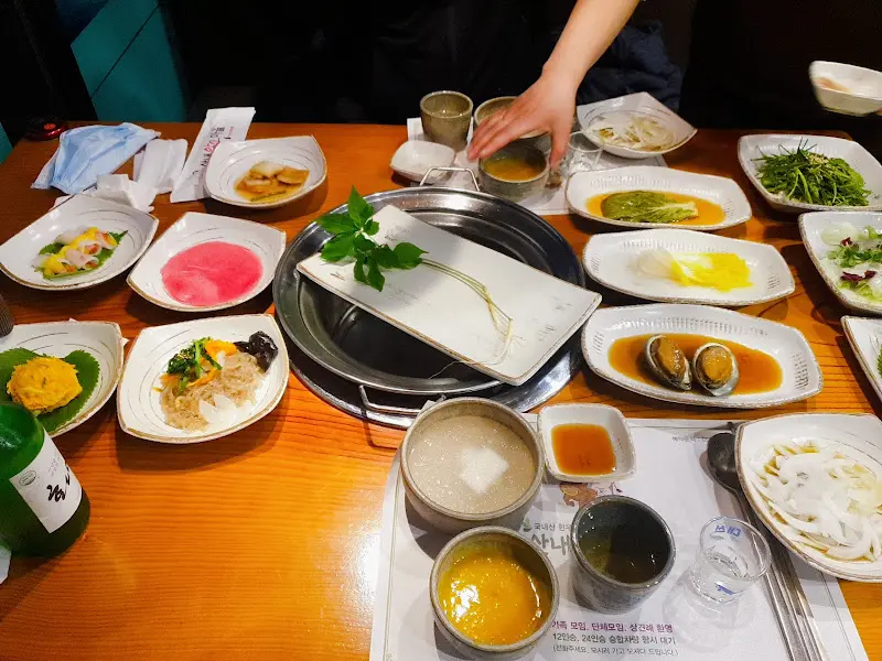 푸짐하게 차려진 밑반찬