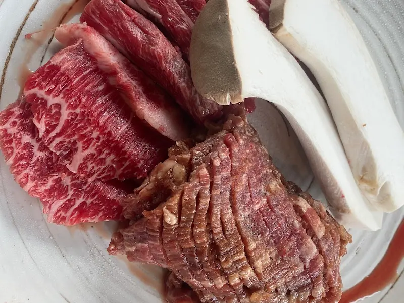 신선한 소갈비살과 양념갈비