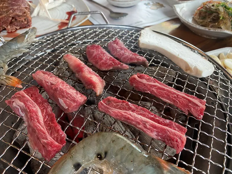 숯불에 구워지는 소갈비살