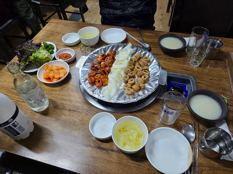 막창 소금구이와 양념구이가 푸짐하게 담긴 모습