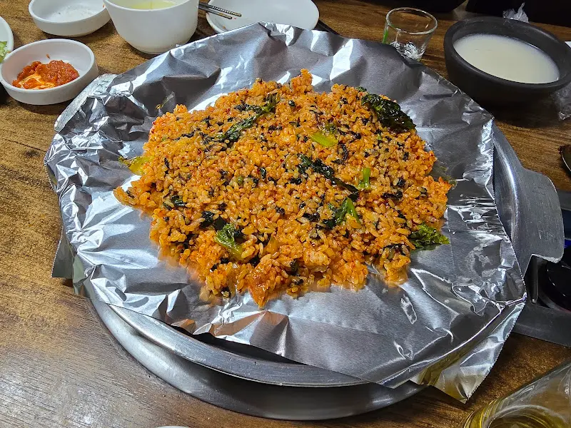 볶음밥이 은박지 위에서 맛있게 익어가는 모습