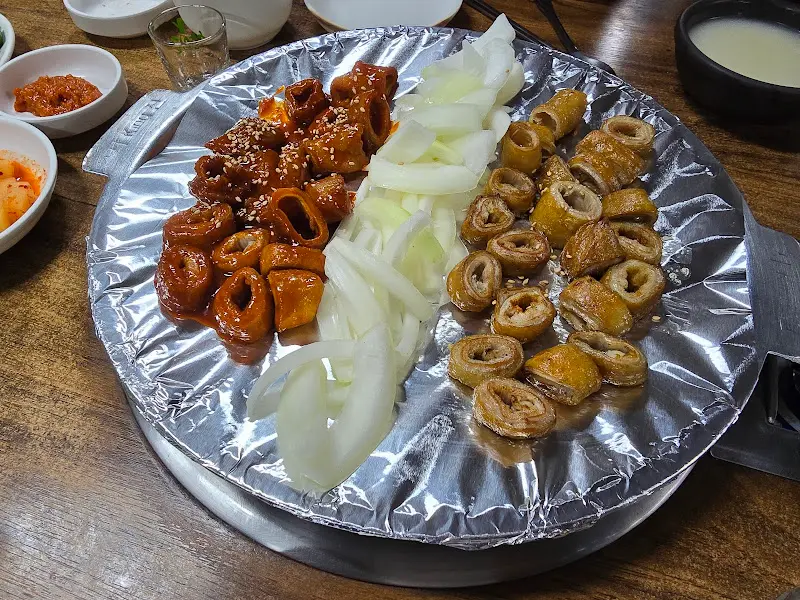 불판 위에서 맛있게 익어가는 막창구이