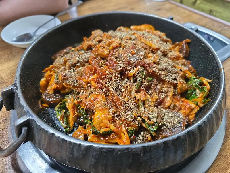 야채와 함께 볶아진 야채곱창의 모습