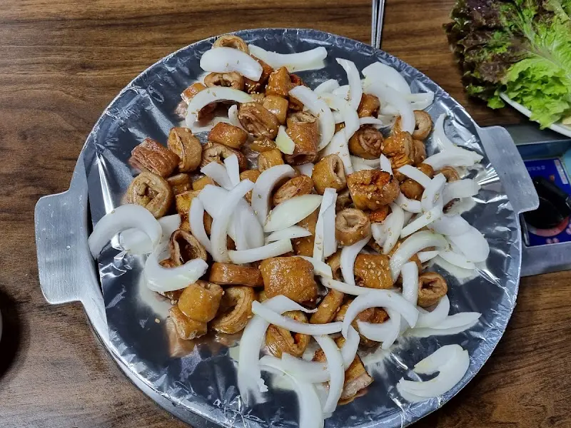 양파와 함께 볶아져 나온 막창 소금구이