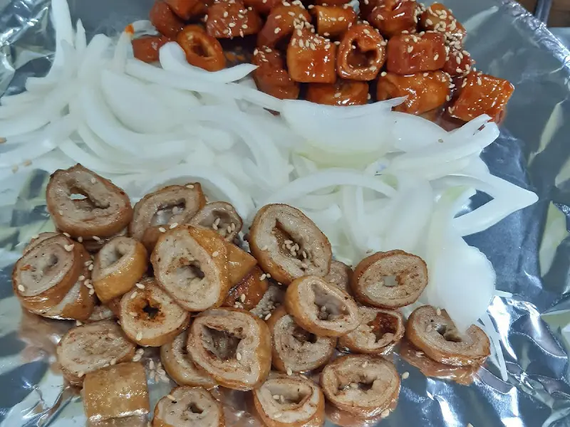 소금구이와 양념구이가 나란히 담긴 막창