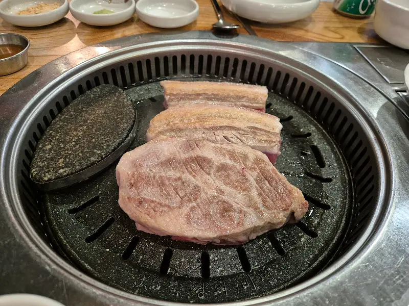 불판 위의 숙성 오겹살