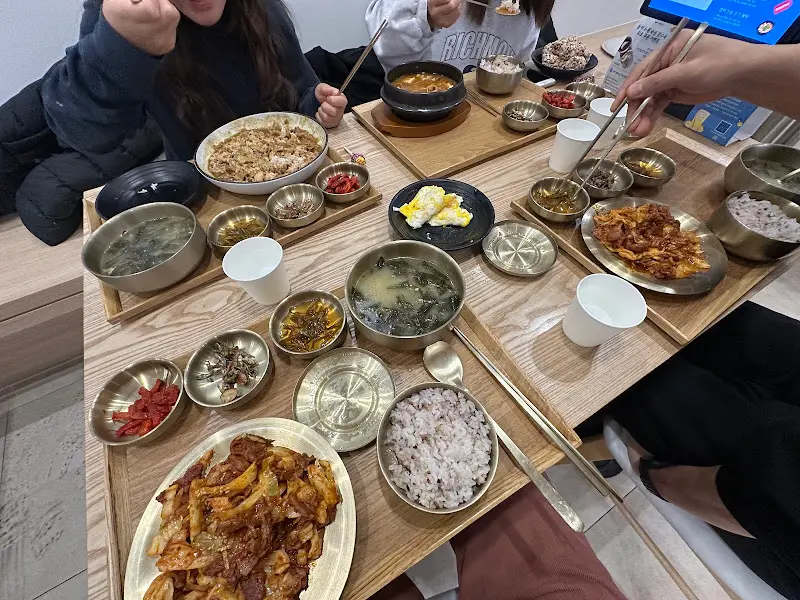 푸짐하게 차려진 테이블