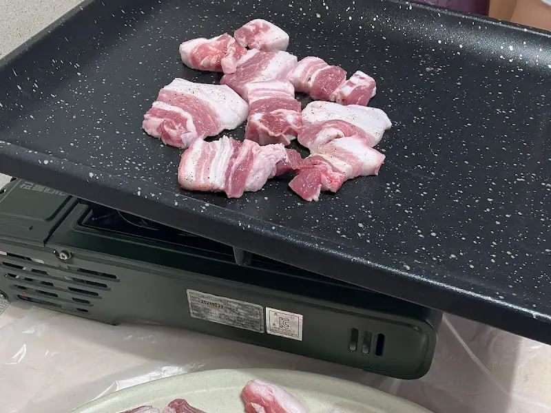 불판 위에서 익어가는 삼겹살