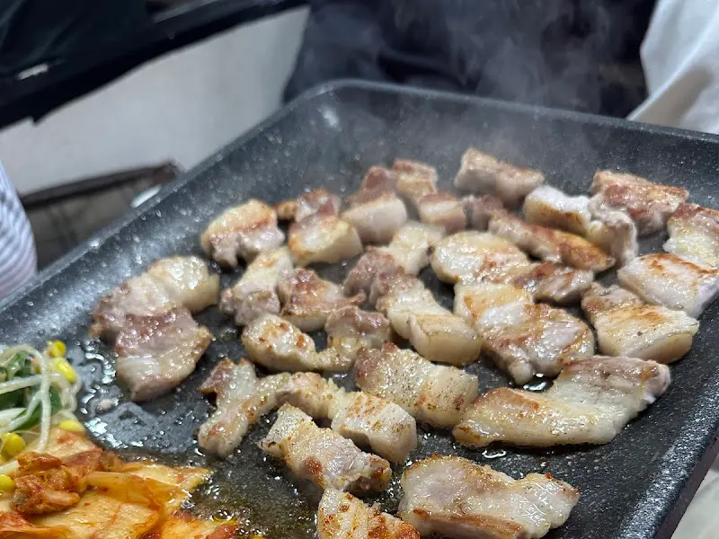 김치와 함께 구워진 삼겹살