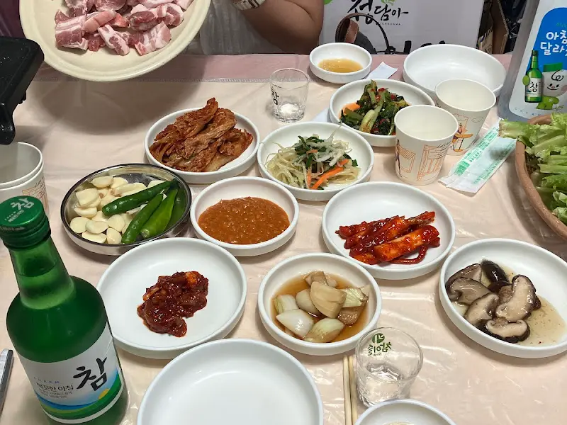 학성식육식당의 푸짐한 밑반찬