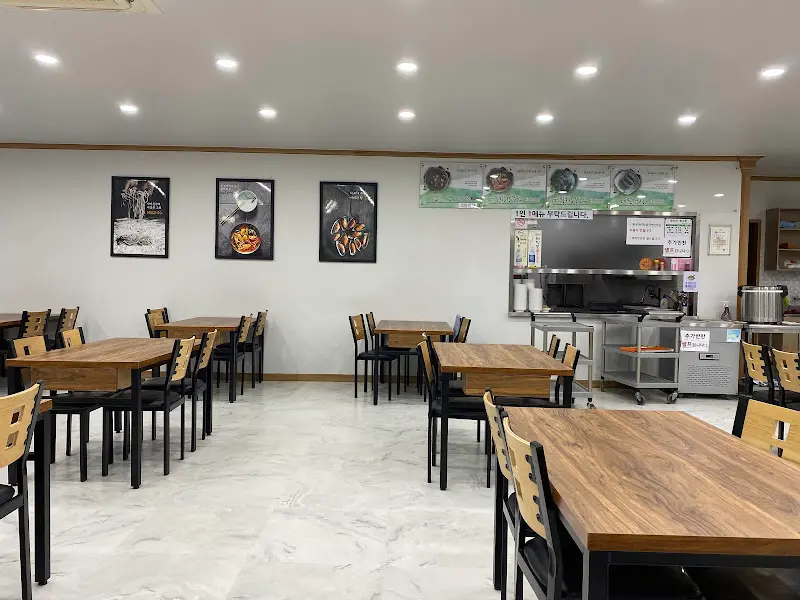 소나무정원의 넓고 쾌적한 내부