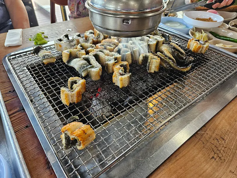 숯불 위에서 구워지는 장어