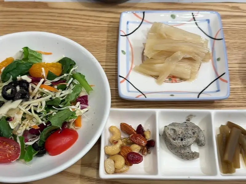 신선한 샐러드의 모습