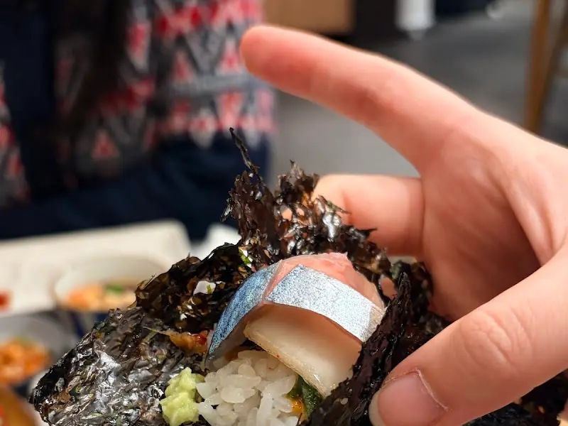 김에 회와 밥을 싸서 먹는 모습