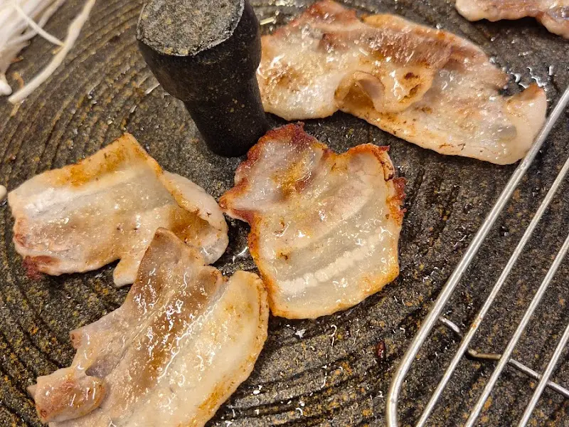 노릇노릇 익어가는 냉동 삼겹살