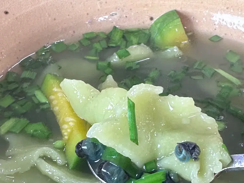 숟가락으로 떠올린 다슬기탕