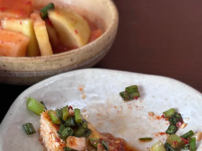 먹다 남은 갓김치와 다슬기전