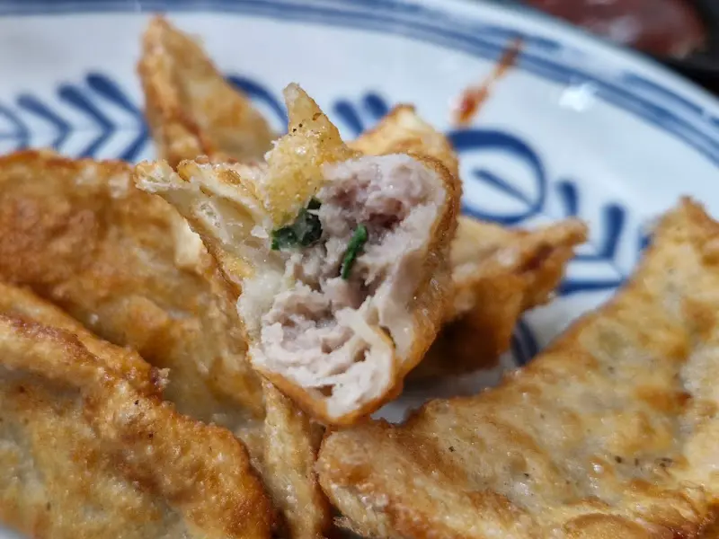 겉은 바삭하고 속은 촉촉한 덕천손만두의 군만두 단면