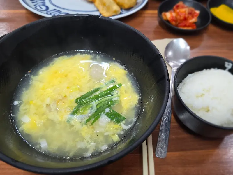 따뜻하고 고소한 덕천손만두의 만두국밥