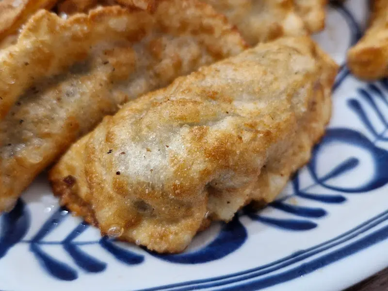 겉은 바삭하고 속은 촉촉한 덕천손만두의 군만두