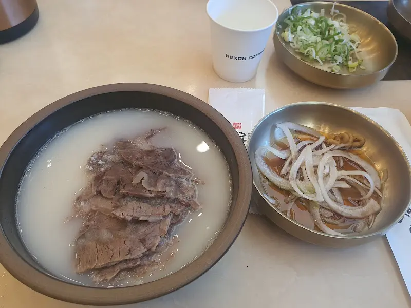 설렁탕과 함께 나온 양념장과 파