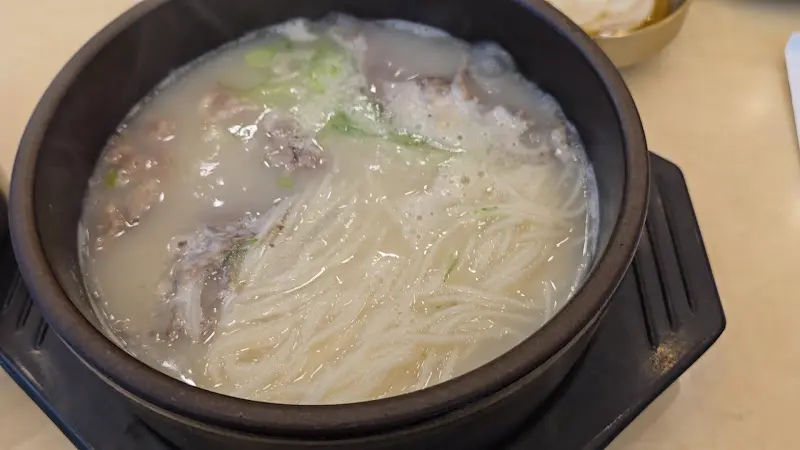 면이 들어있는 설렁탕