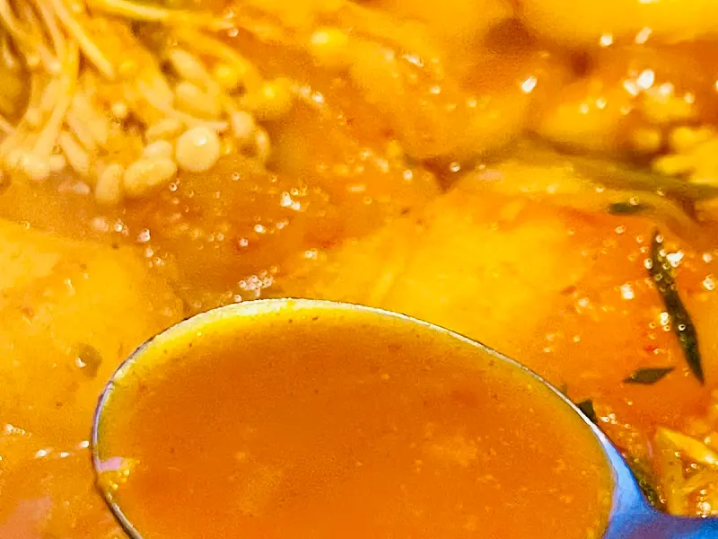 국물이 스며든 숟가락