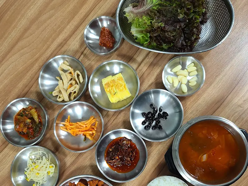 다양한 종류의 반찬들