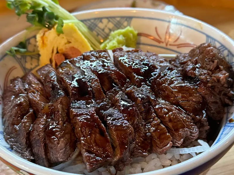 스테이크 덮밥 근접 샷