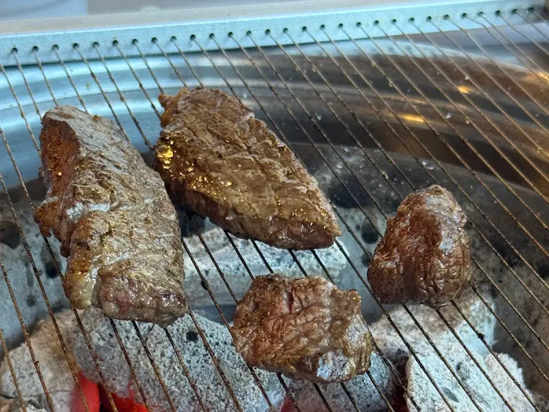 숯불 위에서 익어가는 한우