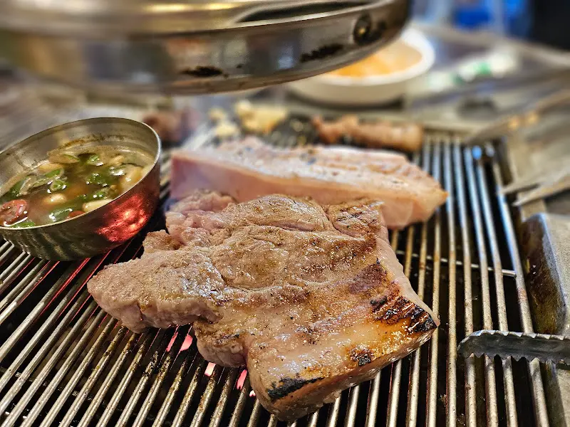 잘 익은 흑돼지 단면