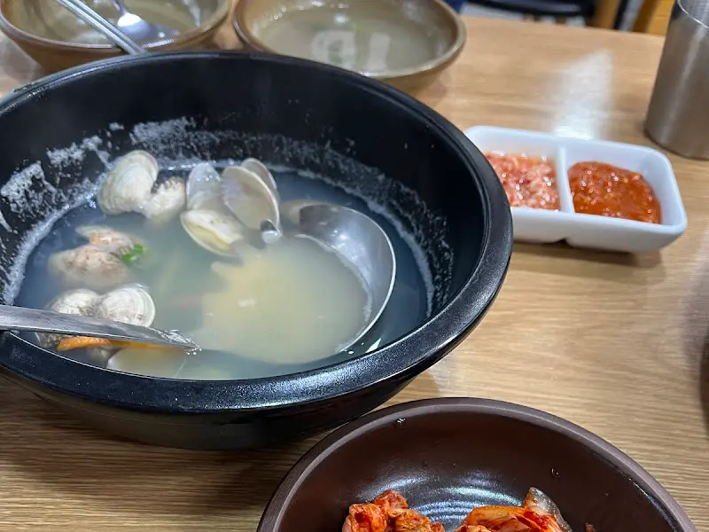 바지락칼국수와 김치