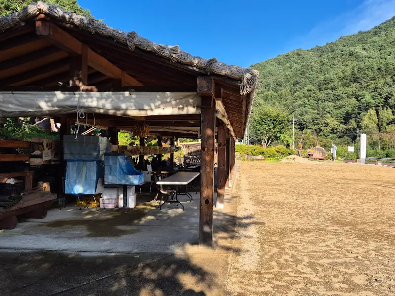 카페 외부 마당